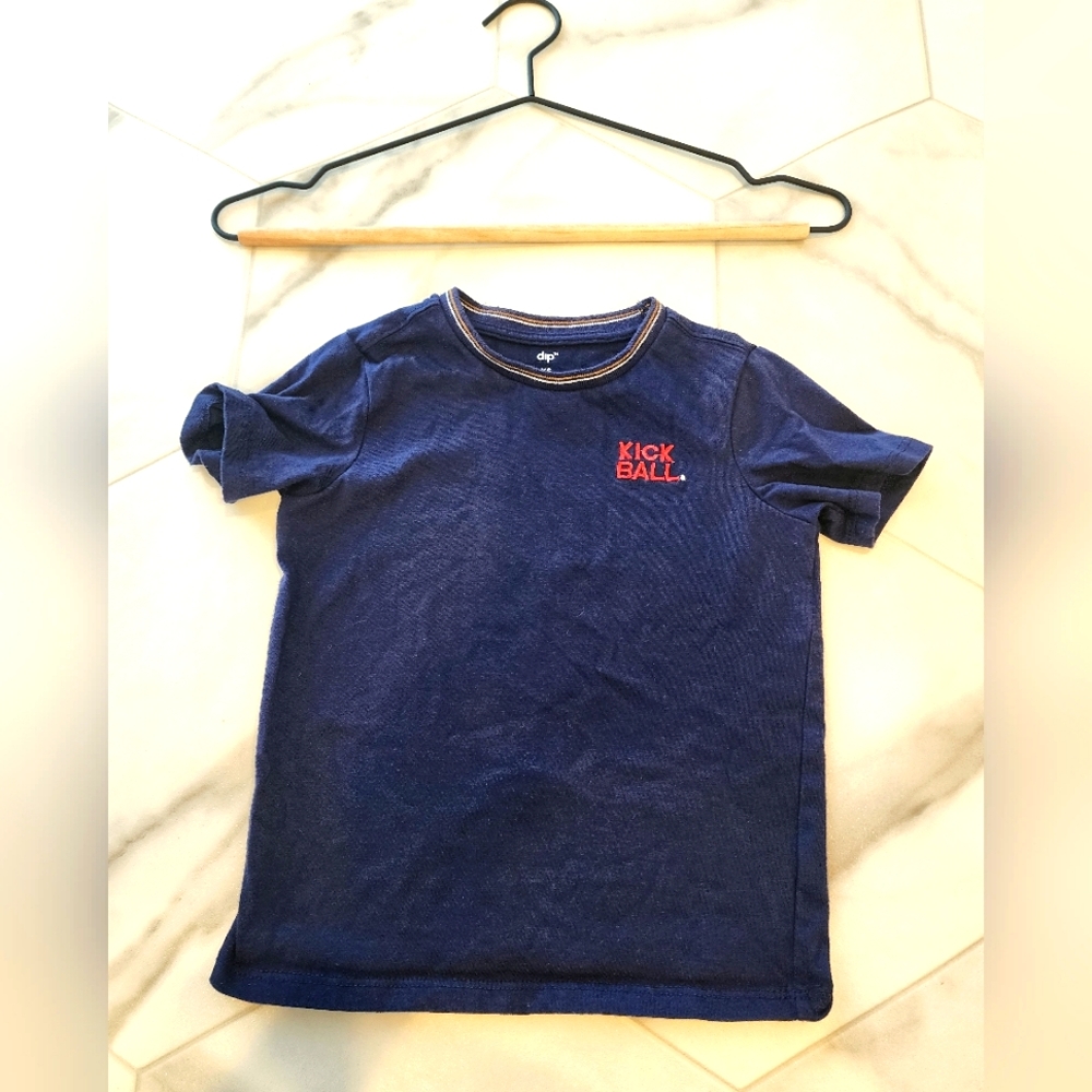 Boys ,Dip navy blue t-shirt with detailed neckline& Reads Kick Ball size 4-5.